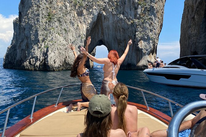 Boat Tour of the Caves on the Island of Capri - Guide and boat size: how it changes your experience
