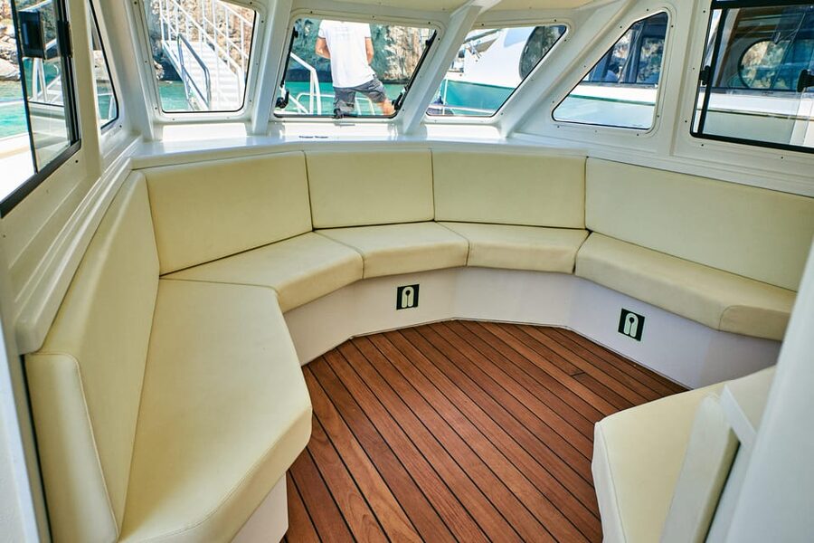 Cala Gonone:Cruise in the Gulf of Orosei with Cala Goloritzé - On-water comfort: boat size, seating, and the onboard bar