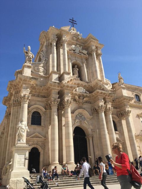 Catania: Syracuse, Ortigia, and Noto Tour with Brunch - Brunch in the middle of the day: Sicilian flavors plus Etna wine