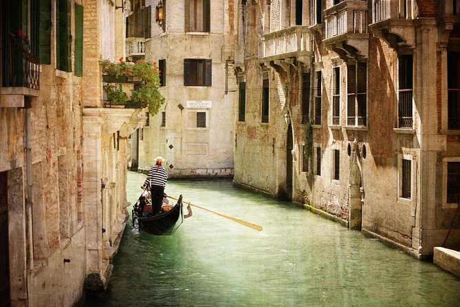 Classic 30-Minute Gondola Ride in Venice - Weather, cold water air, and why timing changes the mood