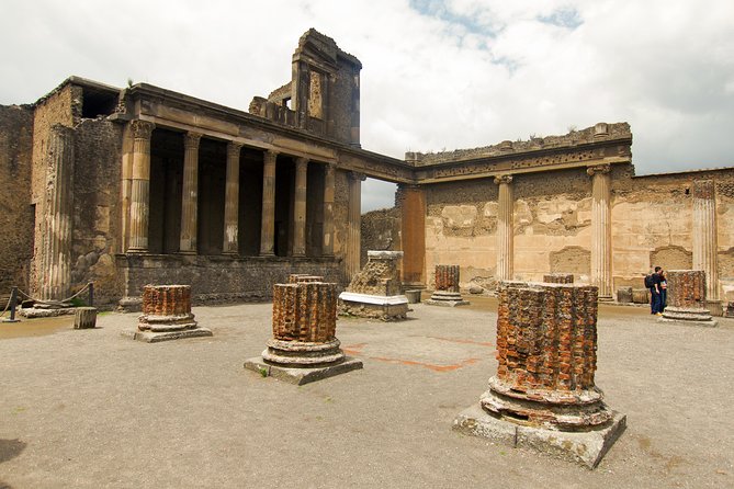 Complete Pompeii Skip the Line Tour with Archaeologist Guide - Stop 1: Roman Daily Life, Pompeii Bakery, and the Power of Details