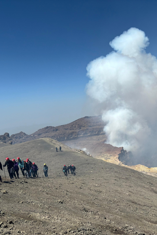 Etna excursion to 3000 mt. with cable-car and jeep 4x4 - Where the tour starts: La Baita 3L and the quick gear-up rhythm