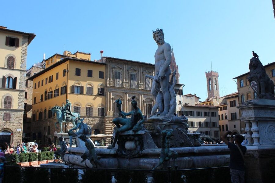 Florence: 2-Hour Guided Sightseeing Bike Tour - Piazza della Repubblica and Ponte Santa Trinita: Florence in Motion