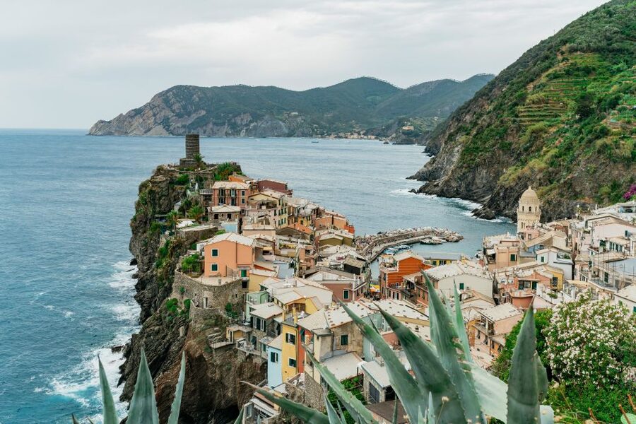 Florence: Cinque Terre Day Trip with Optional Hike - Corniglia: the steps village (and the hike decision)