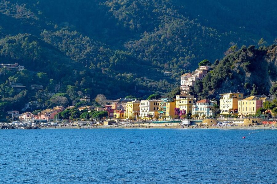 Florence: Cinque Terre Day Trip with Optional Street Food - Manarola and Riomaggiore: Photo Stops, Wine Breaks, and Real Village Time