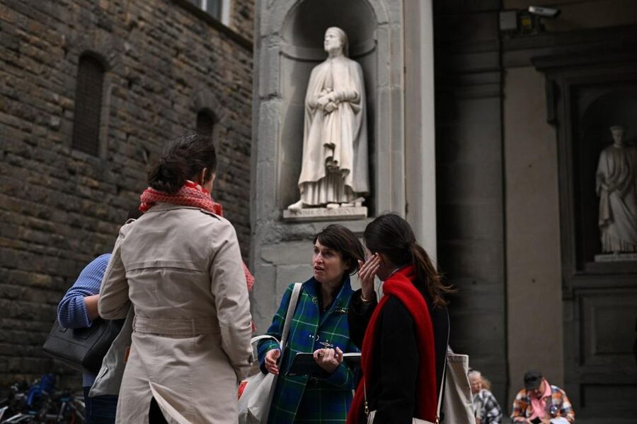 Florence: Guided Tour of Medici Family Secrets and Chapels - Palazzo Vecchio vantage points and the Uffizi terrace payoff