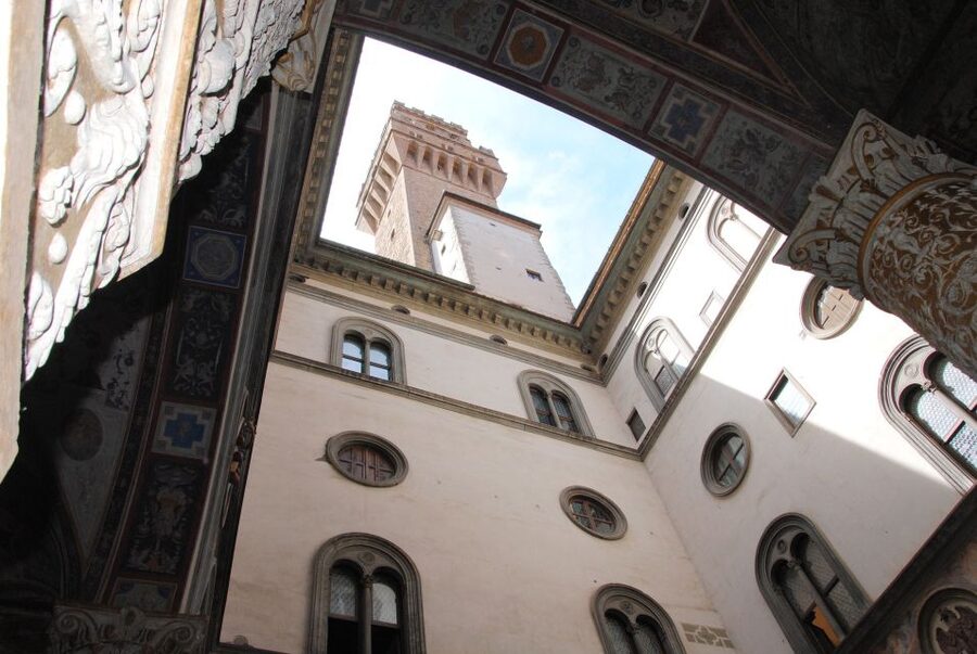 Florence: Palazzo Vecchio Guided Tour - Salone dei Cinquecento: the showpiece with one important twist