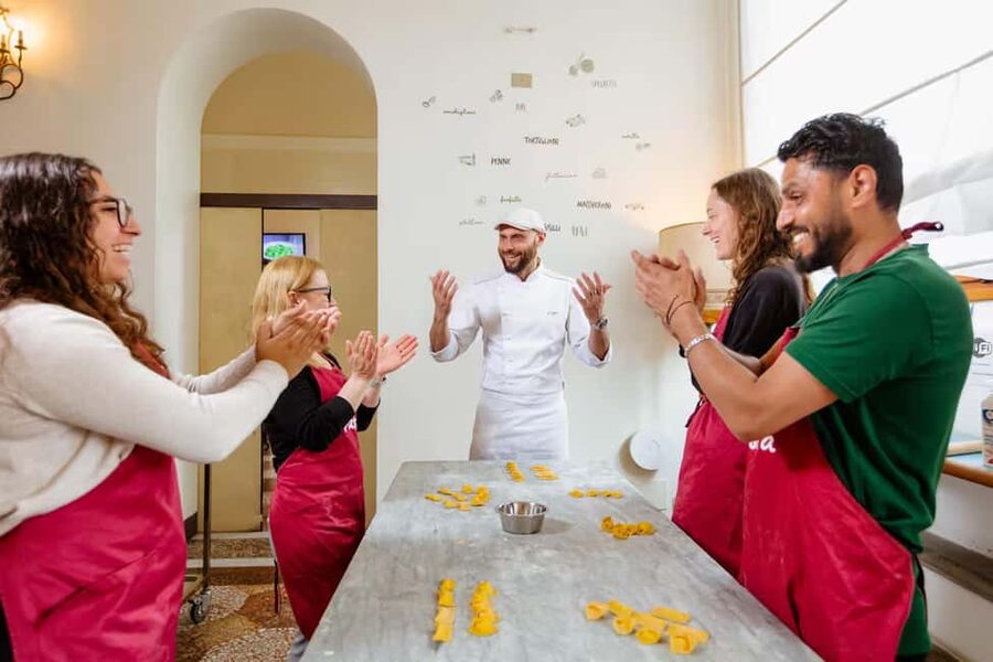 Florence: Pasta Class with Wine, Limoncello and Dessert - Arriving at Lungarno Guicciardini, Just Steps From Ponte Vecchio
