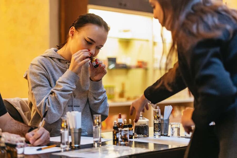 Florence: Perfume Masterclass and Sensory Experience - The sensory part: learning notes by smell, not theory