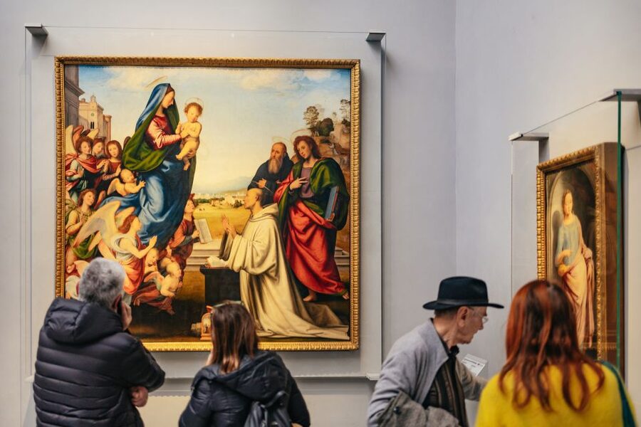 Florence: Skip-the-Line Uffizi Small Group Tour - Luggage deposit and hearing your guide clearly