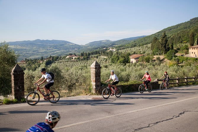 Florence Vintage Bike Tour–guided, small group or private option - Via de Tornabuoni and fashion boutiques, plus the bridge photo rhythm