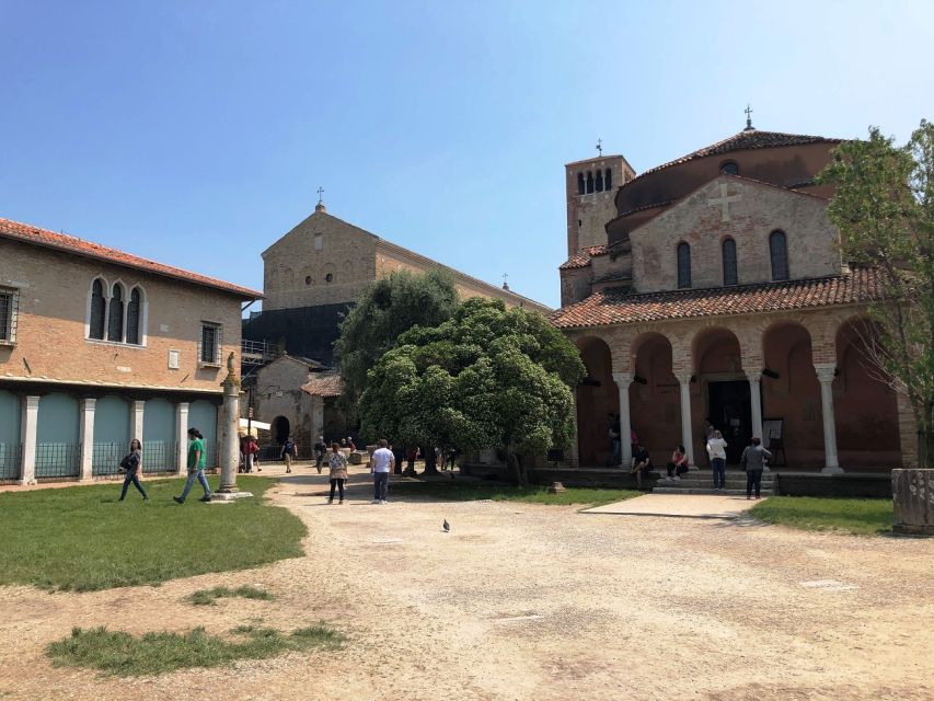From Jesolo: Day Trip to Murano, Burano, and Torcello - Burano’s two hours: colored houses, lace shops, and workshop embroidery