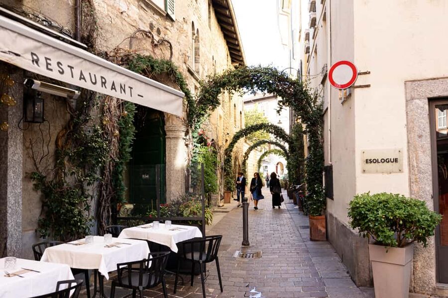 From Milan: Como & Bellagio Day Tour & Scenic Lake Cruise - Como walk: Gothic details, medieval lanes, and the right kind of “orientation”