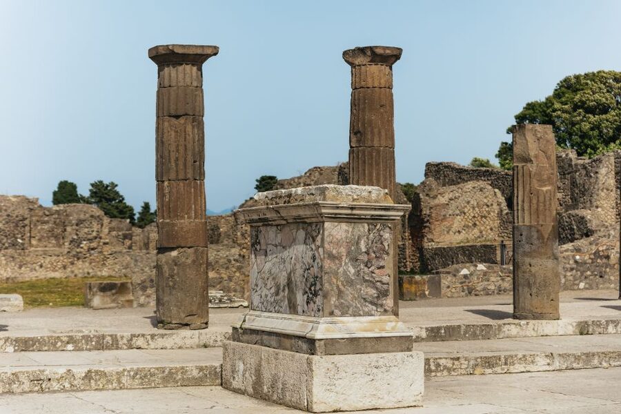 From Rome: Pompeii Day Trip with Optional Vesuvius and Lunch - Lunch with panoramic Naples and Amalfi views
