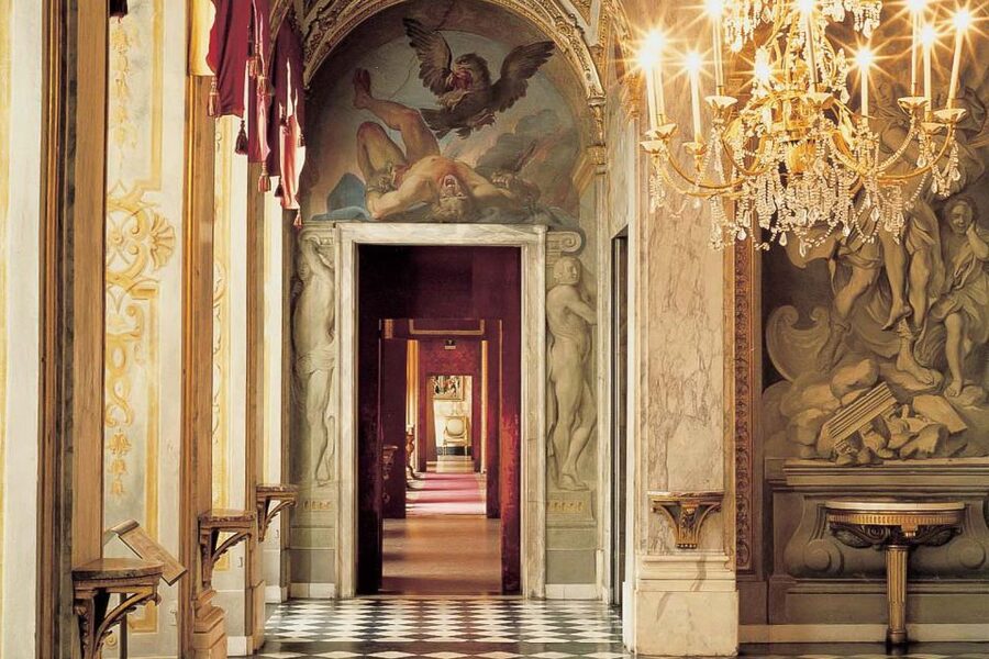 Genoa: 2-Hour Guided Walking Tour of the Historical Center - Into the Caruggi, where history is practical, not dusty