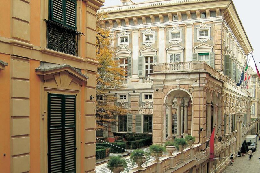 Genoa: 2-Hour Guided Walking Tour of the Historical Center - San Matteo Square and the Doria power symbol