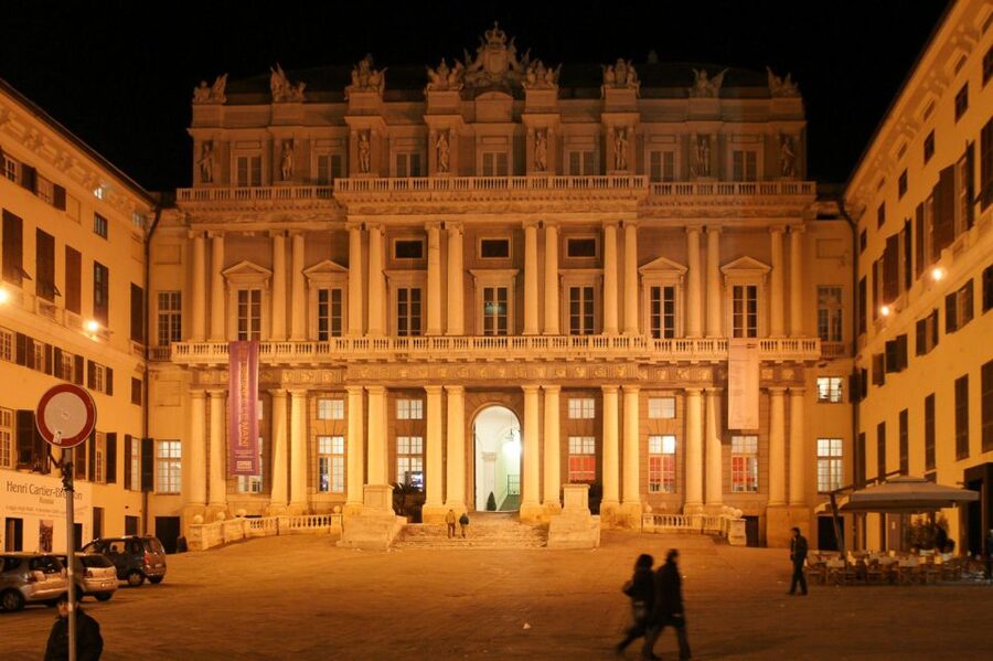 Genoa: 2-Hour Guided Walking Tour of the Historical Center - English and Italian in the same tour: how it works in practice