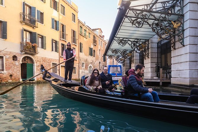 Grand Canal Gondola Experience with Live Commentary™ - VR warm-up and gondola gallery: fun if it runs smoothly
