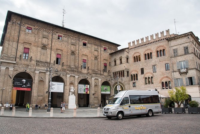 Guided group tour TastyBus: Parmesan Cheese and Parma Ham - The guide factor: clear, patient explanations make or break it
