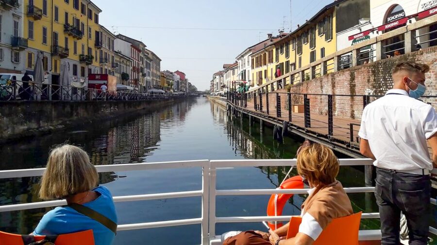 Milan: Navigli District Canal Boat Tour with Aperitivo - Drinks: the included option is the point