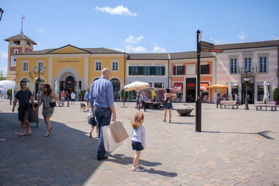Milan: Serravalle Designer Outlet Roundtrip Bus Transfer - Serravalle Designer Outlet: how the place is laid out and why it helps