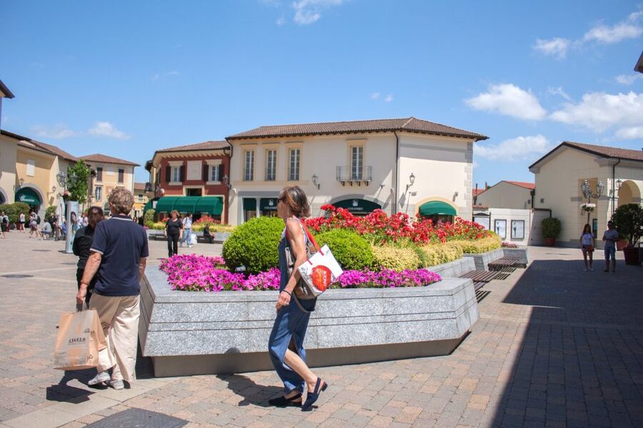Milan: Serravalle Designer Outlet Roundtrip Bus Transfer - The 6-hour shopping window: a smart way to use it
