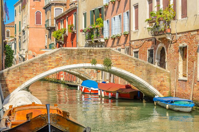 Murano & Burano Islands Guided Small-Group Tour by Private Boat - Burano Lace and Colorful Houses, Up Close