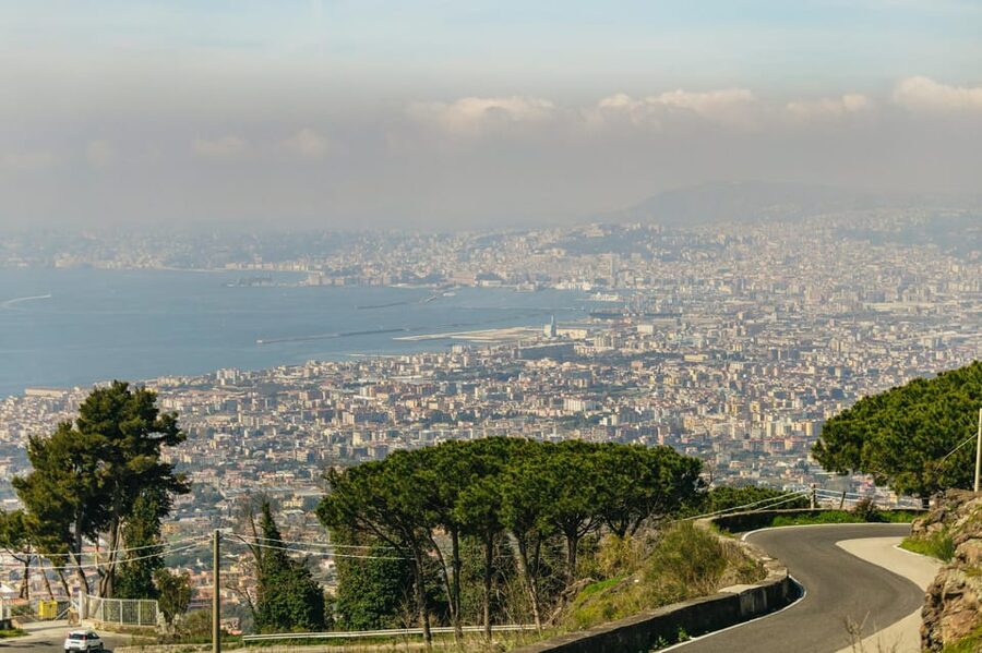 Naples: Pompeii and Mt. Vesuvius with Lunch and Wine Tasting - Lunch and wine tasting at a vineyard: how it fits the day
