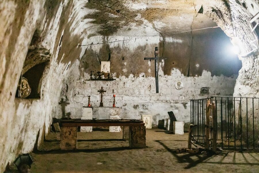 Naples: Spanish Quarters Underground Guided Tour - How the tour actually starts underground: timing, darkness, and pace