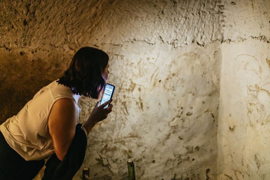 Naples: Spanish Quarters Underground Guided Tour - The Neapolitan aqueduct stop: old writing and water channels