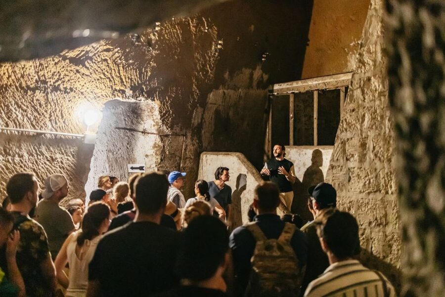 Naples: Spanish Quarters Underground Guided Tour - Your guide makes the difference: humor plus facts