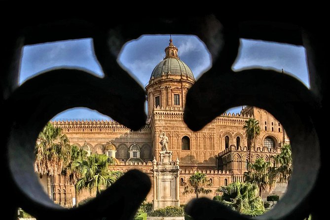Palermo No Mafia walking tour: discover the Anti-mafia culture in Sicily - Piazza della Memoria and the Palazzo di Giustizia memorial