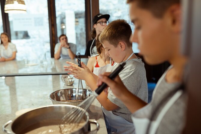 Palermo's Delight: Unleash the Secrets of Pizza and Gelato Making - Pizza basics: dough, rest time, topping choices, and quick baking
