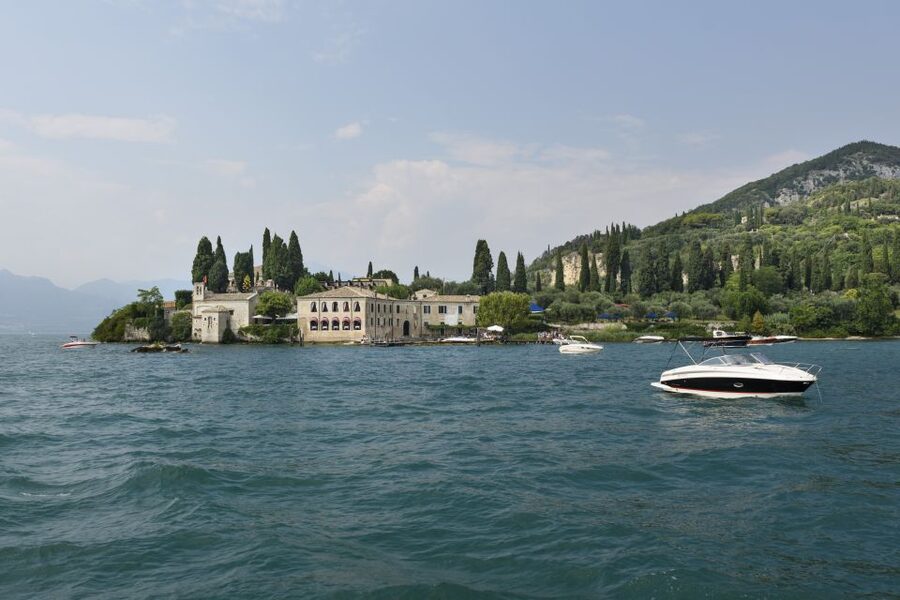 Peschiera: Half-Day Lake Garda Cruise with Lunch - The guides: multilingual narration that makes landmarks click
