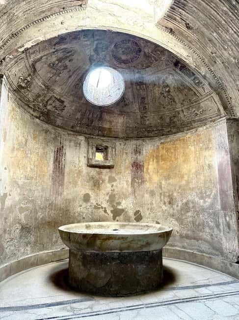 Pompeii: Exclusive Tour with Archaeologist and Entry Tickets - Skip-the-Line Entry and Headsets: The Practical Advantage