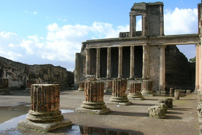 Pompeii: Small Group Tour with an Archaeologist - Basilica, temples, and the Roman rhythm of work and worship