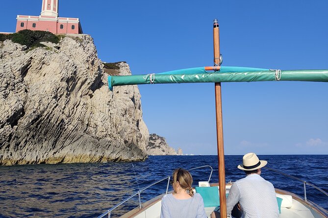 Private tour in a typical Capri boat - Key points worth caring about