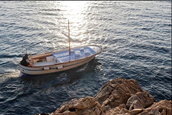 Private tour in a typical Capri boat - Swimming in Capri coves, with towels and noodles already handled