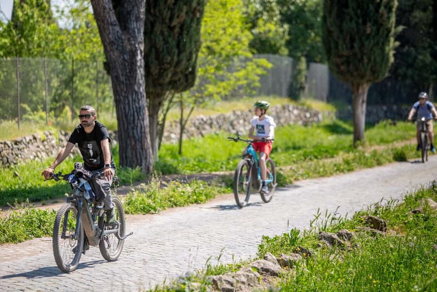 Rome:Appian Way E-bike Tour with Catacombs, Aqueducts & Food - Parco degli Acquedotti: ancient water-ways remnants with breathing room