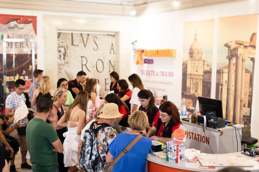 Rome: Arena of Colosseum, Roman Forum and Palatine Hill - Finding Touristation Aracoeli: orange flags and a fast start
