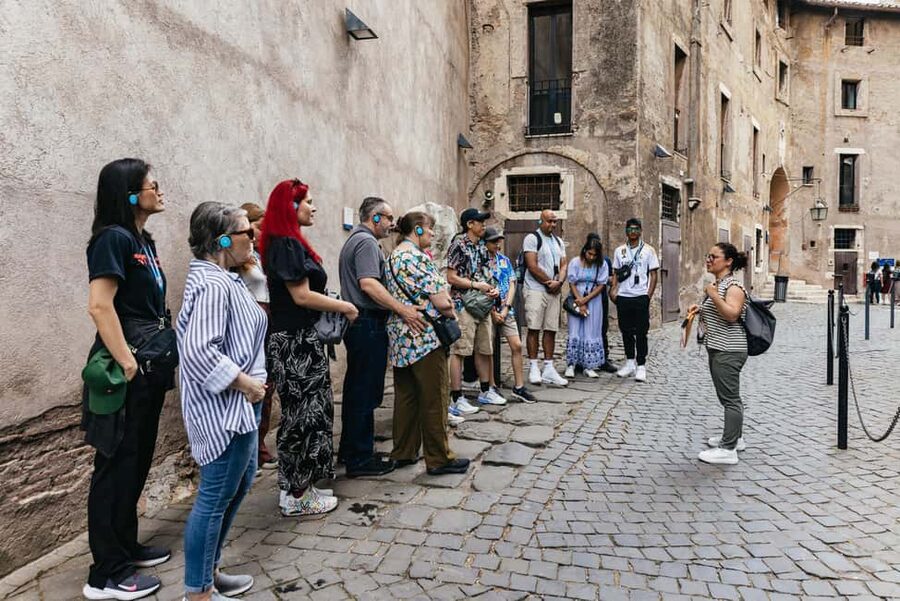 Rome: Castel Sant'Angelo Skip-the-Line Guided Tour - The burial place, the pope’s apartment, and the treasury room
