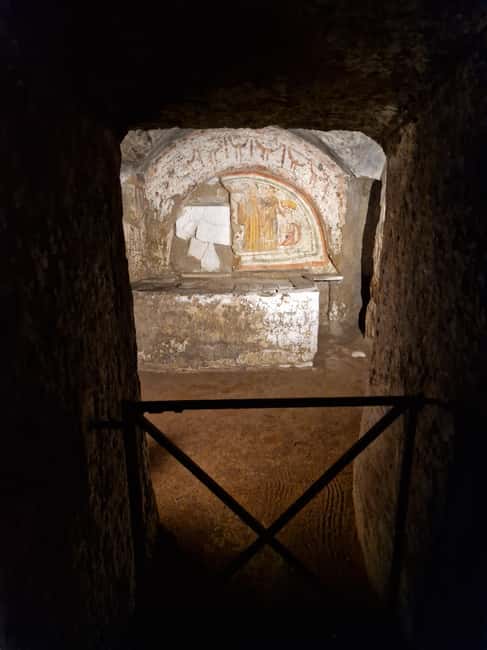 Rome: Catacombs Skip-the-Line Tour with Tickets - What you actually see underground: tombs, burial rites, and early Christian art