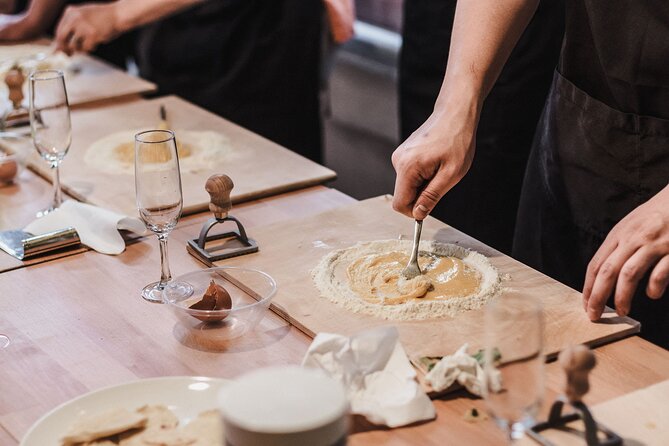 Rome Cooking Class: Make Pasta, Dine & Drink Wine With Local Chef - Prosecco and Aperitivi, Setting the Roman Mood