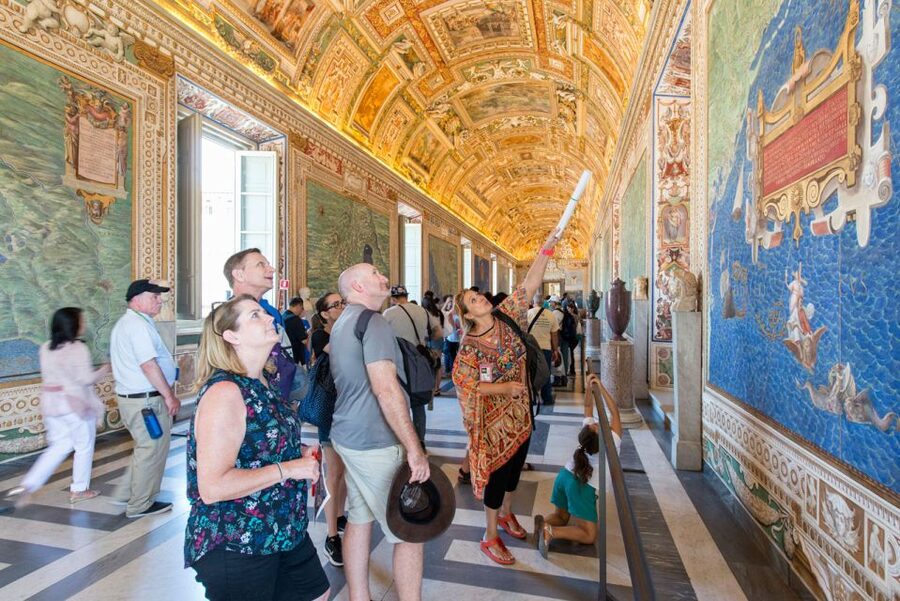 Rome: Guided Tour of St. Peter’s Basilica & Panoramic Dome - Early access at St. Peter’s Square: what the guide does first