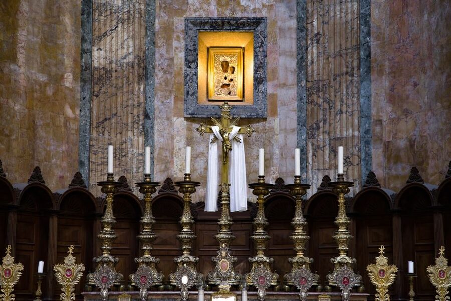 Rome: Pantheon Timeless Marvel Guided Tour with Entry Ticket - Starting at Piazza della Minerva, finding the guide fast