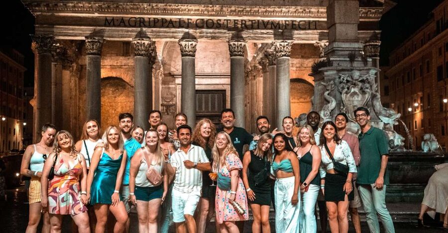 Rome: Pub Crawl and Ultimate Party with Open Bar and Pizza - Pizza at the same time as unlimited drinks: eat like you mean it