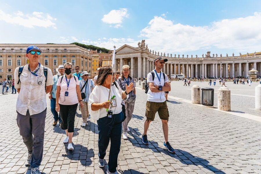 Rome: St. Peter's Basilica, Square and Grottoes Guided Tour - Down to the Papal Grottoes: the quieter, heavier stop