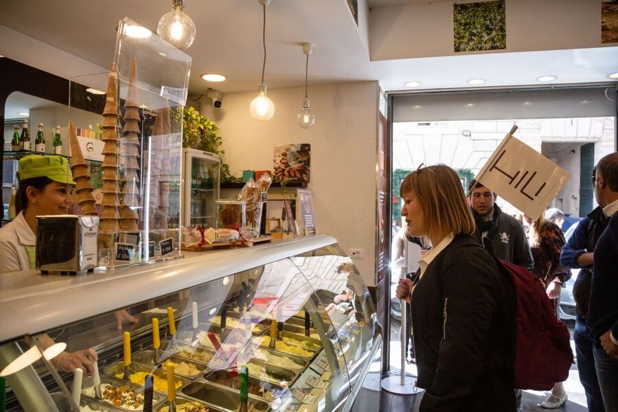 Rome: Trastevere & Campo de Fiori Street Food Walking Tour - Guides, Personality, and Why the Group Size Feels Worth It