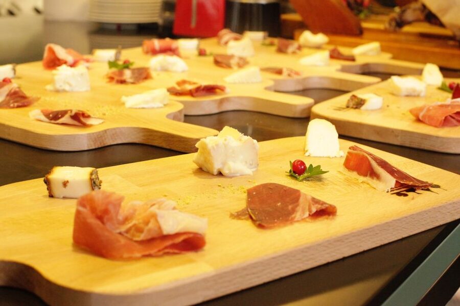 Rome: Trastevere Guided Food and Wine Tour with 20+ Tastings - Should you book this Trastevere food and wine tour?