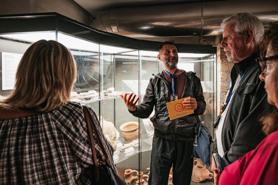 Rome: Trevi Fountain and Underground Guided Tour - How the 20-and-20 timing keeps Trevi manageable